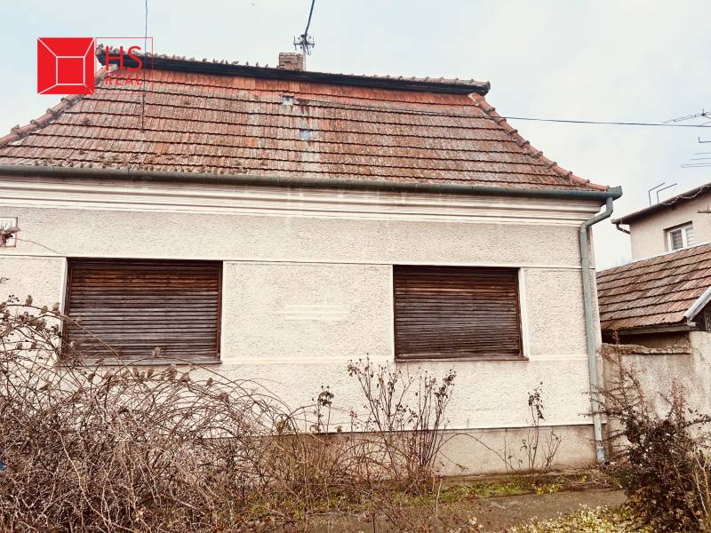 Predaj staršieho RD vo Dvoroch nad Žitavou - Rodinný dom na Bešeňovskej ulici v Dvoroch nad Žitavou s drevenou strechou.