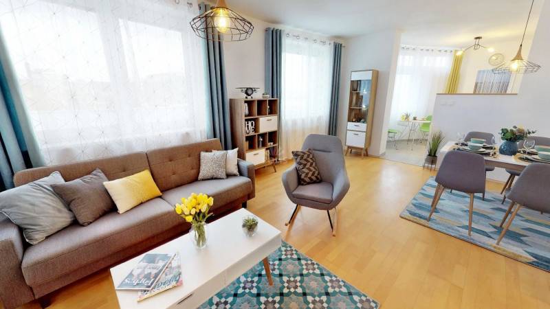 Na predaj zrekonštruovaný 2-izbový byt, Veľký Meder  - 2-izbový byt s podlahou s dreveným dekorom, svetlý obývací priestor s jedálňou.