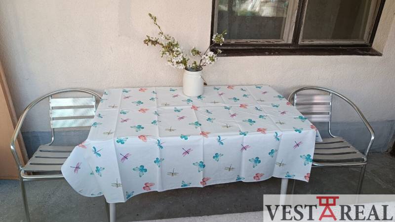 Na Predaj Rodinný dom pozemok 1587 m² v Horných Salibách  - Terasa rodinného domu v Horných Salibách s dvomi kovovými stoličkami a stolom s obrusom.