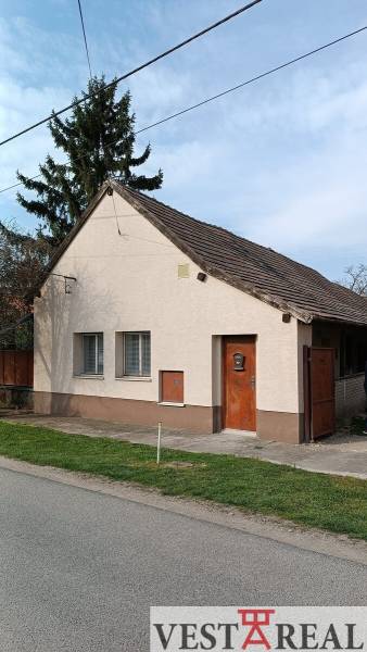 Na Predaj Rodinný dom pozemok 1587 m² v Horných Salibách  - Rodinný dom v Horných Salibách s bielou fasádou a šikmou strechou.