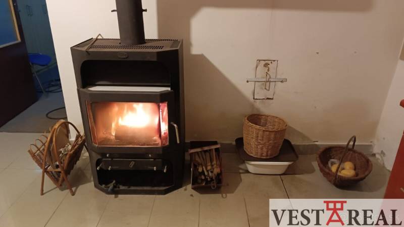 Na Predaj Rodinný dom pozemok 1587 m² v Horných Salibách  - Rodinný dom s krbom, pletenými košíkmi a ohniskom na udržiavanie tepla a atmosféry.