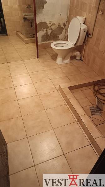 Na Predaj Rodinný dom pozemok 1587 m² v Horných Salibách  - Kúpeľňa v rodinnom dome s obkladmi a toaletou, jednoduchý a úsporný dizajn.