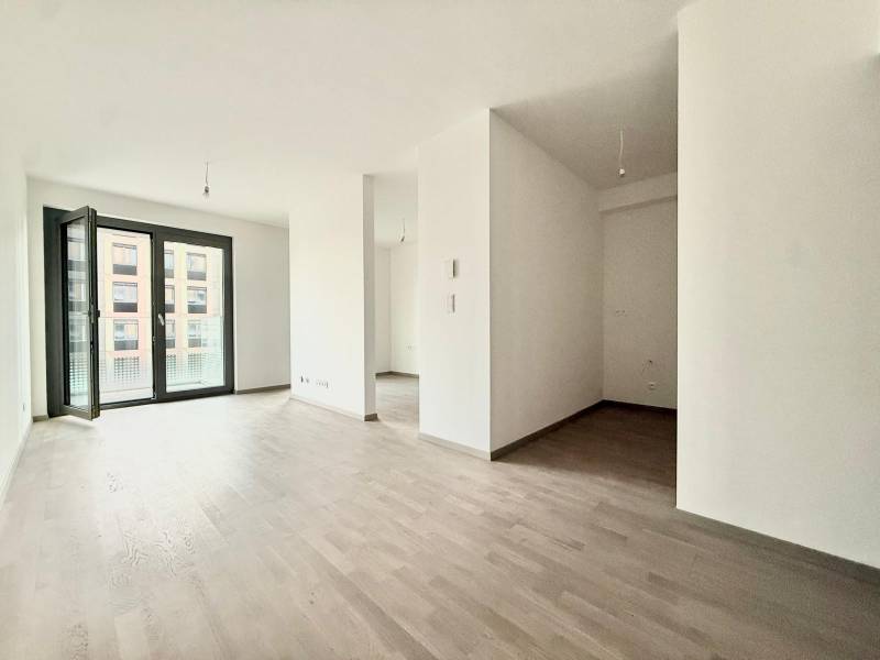 NUERA︱METROPOLIS - 1,5 izbový BYT (nie apartmán) v Starom Meste - Svetlá obývacia miestnosť v 2-izbovom byte s podlahou s dreveným dekorom.