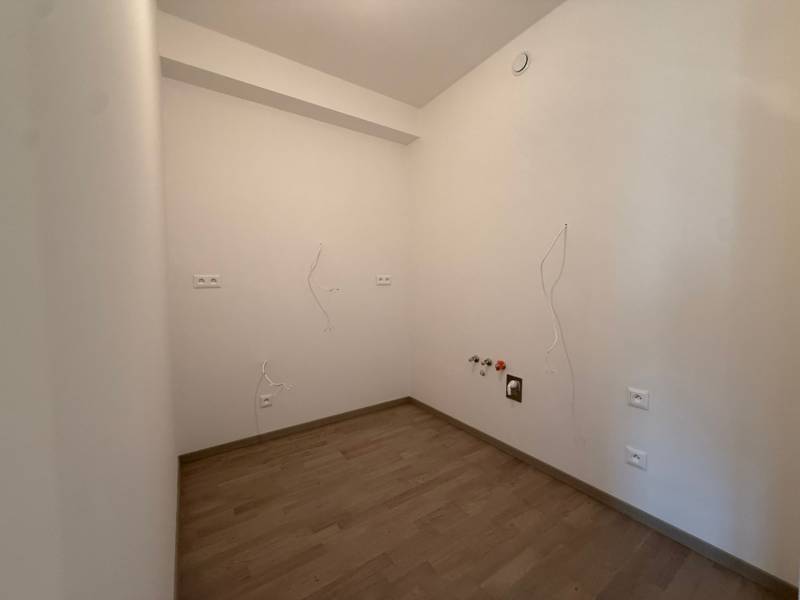 NUERA︱METROPOLIS - 1,5 izbový BYT (nie apartmán) v Starom Meste - Prázdna miestnosť v 2-izbovom byte s podlahou s dreveným dekorom a prípojkami.