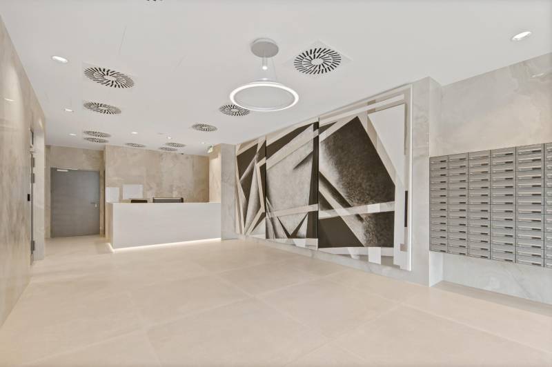 NUERA︱METROPOLIS - 1,5 izbový BYT (nie apartmán) v Starom Meste - Vstupná hala s geometrickým umením a poštovými schránkami v 2-izbovom byte.