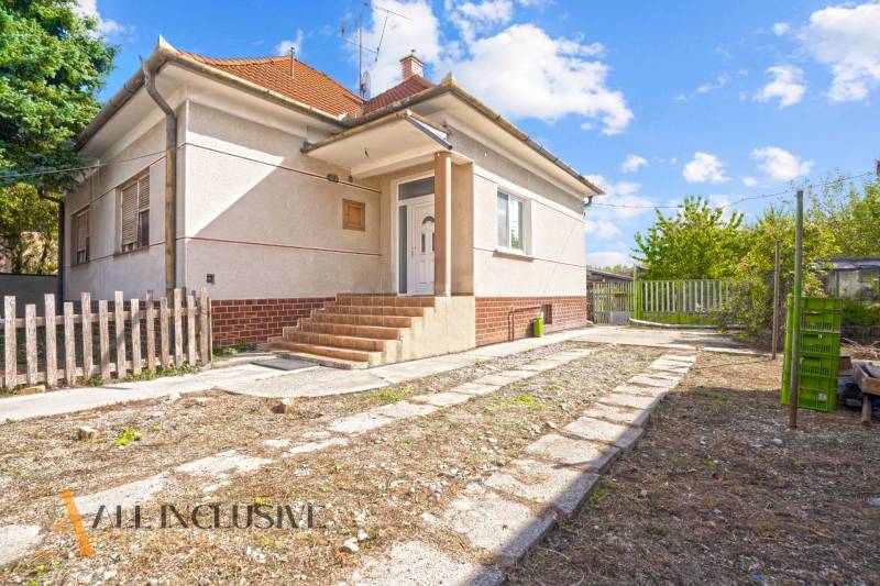 REZERVOVANÉ 3-IZBOVÝ RD NA PRIESTRANNOM POZEMKU, VRAKÚ - Rodinný dom vo Vrakúni s terasou, predsieňou a upravenou záhradkou.