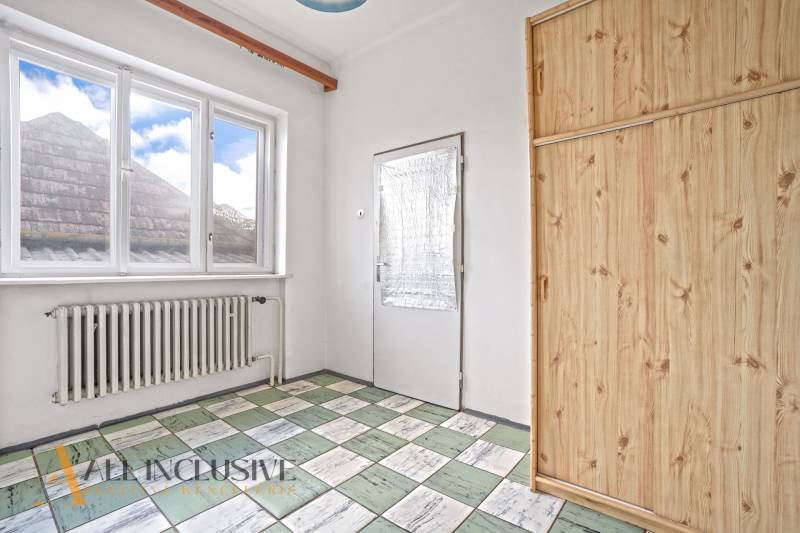 REZERVOVANÉ 3-IZBOVÝ RD NA PRIESTRANNOM POZEMKU, VRAKÚ - Izba v rodinnom dome s veľkým oknom, radiátorom a dlažbou.