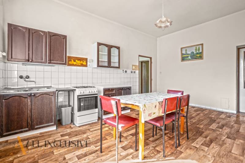 REZERVOVANÉ 3-IZBOVÝ RD NA PRIESTRANNOM POZEMKU, VRAKÚ - Kuchyňa v rodinnom dome s podlahou s dreveným dekorom a jedálenským stolom.