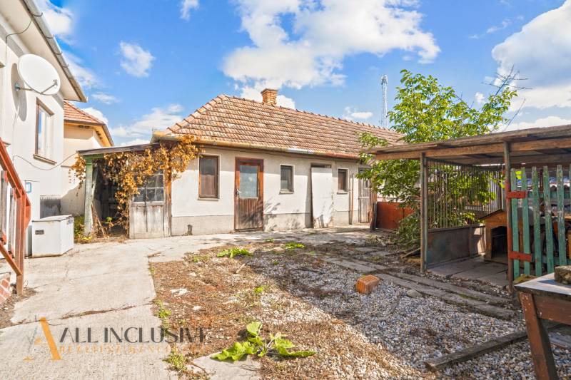 REZERVOVANÉ 3-IZBOVÝ RD NA PRIESTRANNOM POZEMKU, VRAKÚ - Vrakúň, Rodinný dom s dvorom, kôlňou a uskladňovacím priestorom v pozadí.