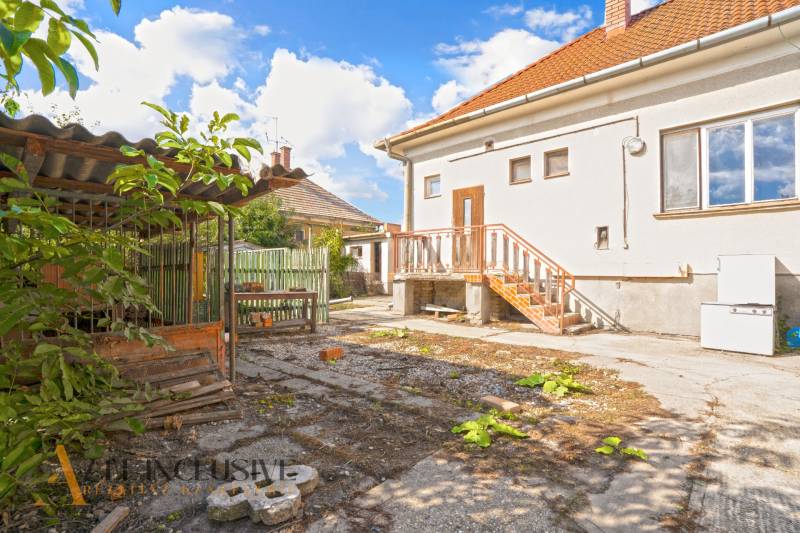 REZERVOVANÉ 3-IZBOVÝ RD NA PRIESTRANNOM POZEMKU, VRAKÚ - Rodinný dom vo Vrakúni s dvorom, starší vstup a záhradný prístrešok.