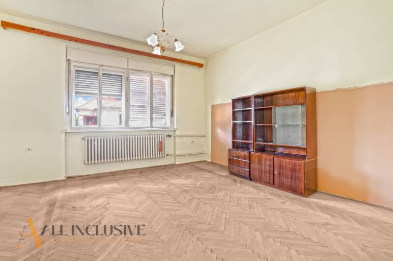 REZERVOVANÉ 3-IZBOVÝ RD NA PRIESTRANNOM POZEMKU, VRAKÚ - Obývacia izba v Rodinnom dome s parketovou podlahou a retro nábytkom.