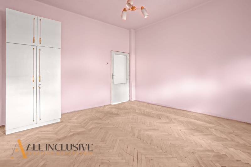 REZERVOVANÉ 3-IZBOVÝ RD NA PRIESTRANNOM POZEMKU, VRAKÚ - Izba v rodinnom dome s bielou skriňou a podlahou s dreveným dekorom.