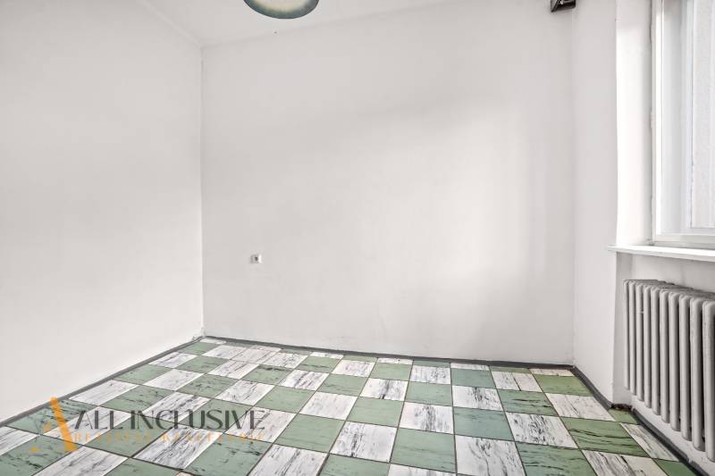 REZERVOVANÉ 3-IZBOVÝ RD NA PRIESTRANNOM POZEMKU, VRAKÚ - Interiér rodinného domu s bielymi stenami a dlažbou s farebným vzorom.