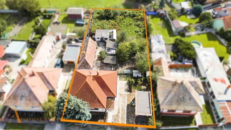 REZERVOVANÉ 3-IZBOVÝ RD NA PRIESTRANNOM POZEMKU, VRAKÚ - Rodinný dom vo Vrakúni s priľahlým pozemkom a viacerými strešnými krytinami.