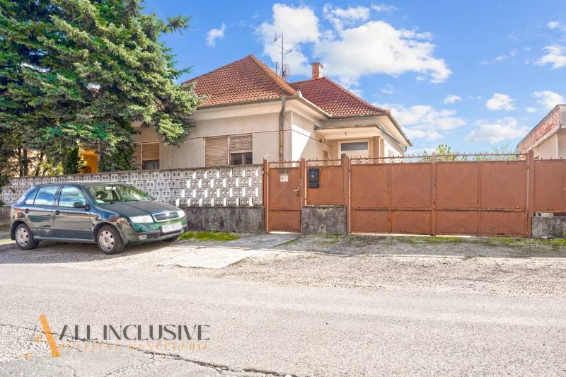 REZERVOVANÉ 3-IZBOVÝ RD NA PRIESTRANNOM POZEMKU, VRAKÚ - Rodinný dom vo Vrakúni s tradičnou strechou a kovovým plotom pri ceste.