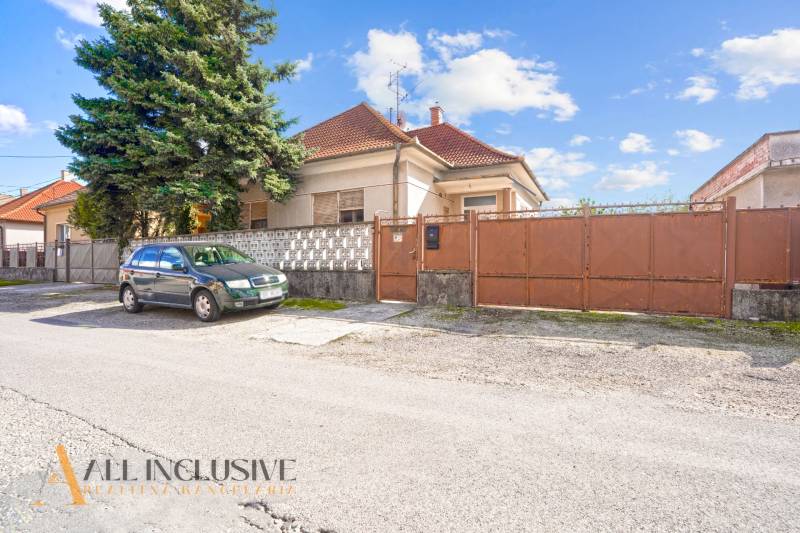 REZERVOVANÉ 3-IZBOVÝ RD NA PRIESTRANNOM POZEMKU, VRAKÚ - Rodinný dom vo Vrakúni s autom a bránou na pokojnej ulici.