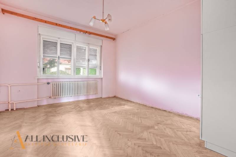 REZERVOVANÉ 3-IZBOVÝ RD NA PRIESTRANNOM POZEMKU, VRAKÚ - Izba v rodinnom dome s podlahou s dreveným dekorom, svetlými stenami a veľkým oknom.