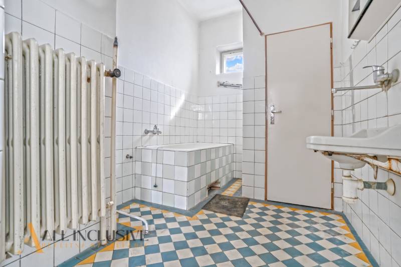 REZERVOVANÉ 3-IZBOVÝ RD NA PRIESTRANNOM POZEMKU, VRAKÚ - Kúpeľňa v rodinnom dome s vaňou, radiátorom a kachličkami.