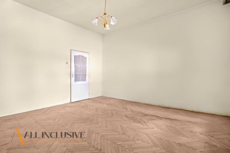 REZERVOVANÉ 3-IZBOVÝ RD NA PRIESTRANNOM POZEMKU, VRAKÚ - Prázdna miestnosť v rodinnom dome s bielymi stenami a podlahou s dreveným dekorom.