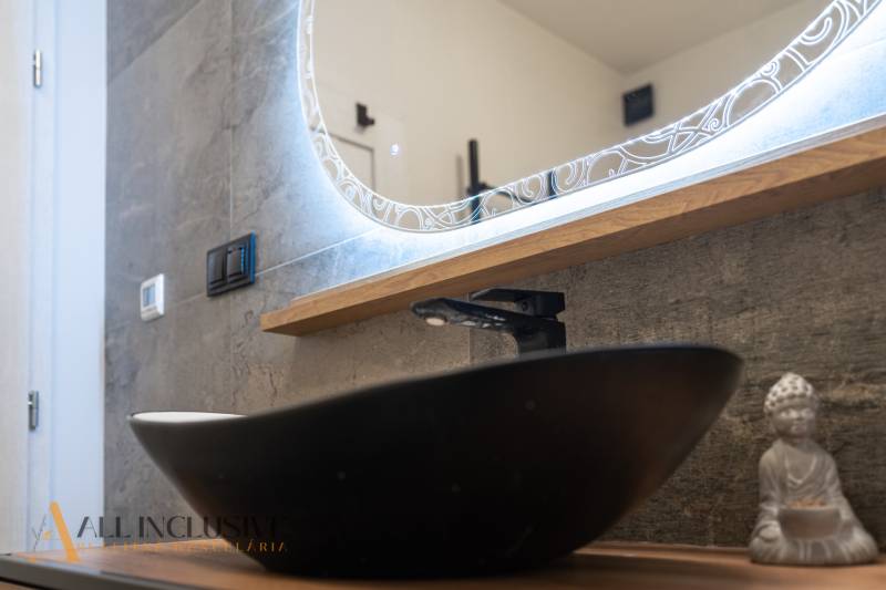 Rezervované 3-izbový byt so záhradou, Šamorín - Kúpeľňa s umývadlom na doske, zrkadlom s podsvietením a dekoratívnou soškou Buddhu.