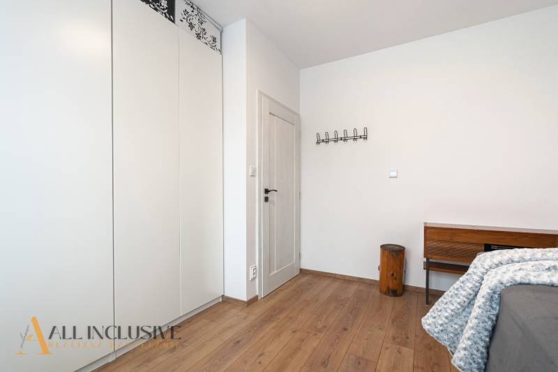 Rezervované 3-izbový byt so záhradou, Šamorín - Izba v 3-izbovom byte s uzavretou skriňou a podlahou s dreveným dekorom.