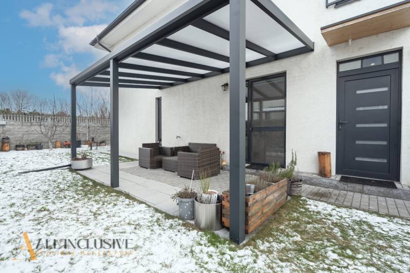 Rezervované 3-izbový byt so záhradou, Šamorín - Exteriér 3-izbového bytu na Kráľoviankach v Šamoríne so zasneženou terasou v záhrade.