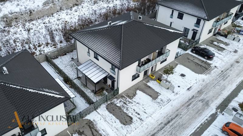 Rezervované 3-izbový byt so záhradou, Šamorín - Rodinný dom na zasneženej ulici Kráľovianky v Šamoríne, obsahujúci viaceré 3-izbové byty.