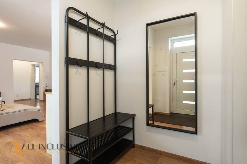 Rezervované 3-izbový byt so záhradou, Šamorín - Predsieň s vešiakom, zrkadlom a podlahou s dreveným dekorom v 3-izbovom byte.