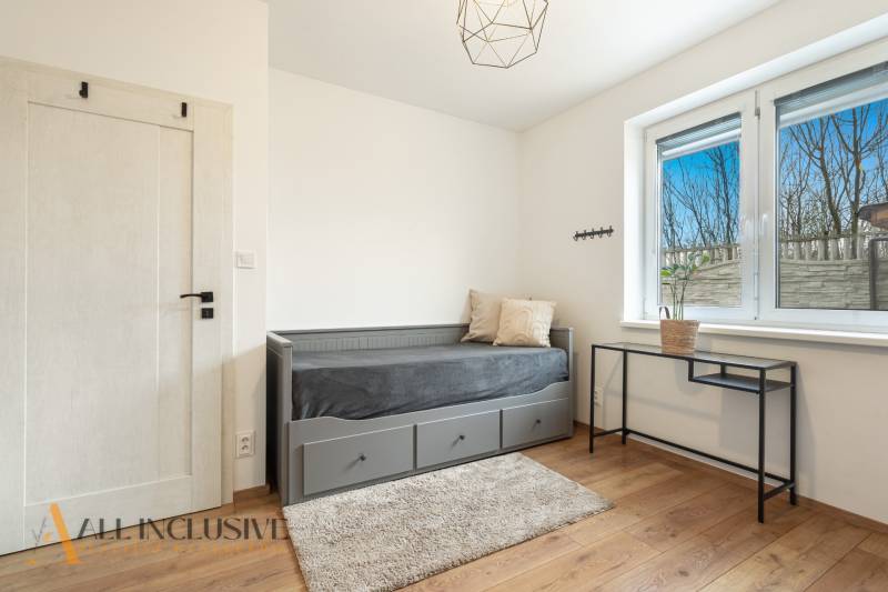 Rezervované 3-izbový byt so záhradou, Šamorín - Izba v 3-izbovom byte s pohovkou, stolíkom, kreslom a podlahou s dreveným dekorom.