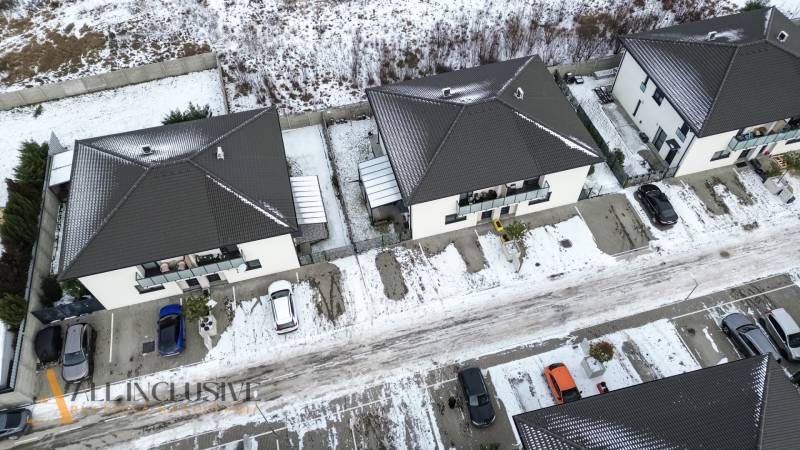 Rezervované 3-izbový byt so záhradou, Šamorín - Zasnežené strechy domov na ulici Kráľovianky v Šamoríne, pohľad zhora, 3-izbový byt.