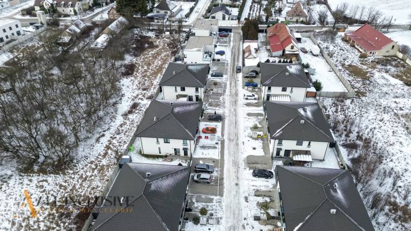 Rezervované 3-izbový byt so záhradou, Šamorín - Zimná atmosféra v ulici Kráľovianky, Šamorín, s výhľadom na zasnežené 3-izbové byty.