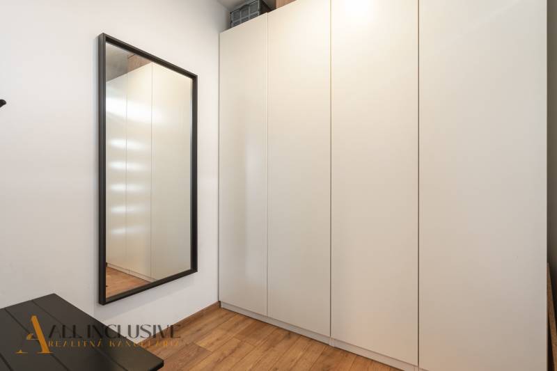 Rezervované 3-izbový byt so záhradou, Šamorín - Zrkadlo a skrine v 3-izbovom byte s podlahou s dreveným dekorom.