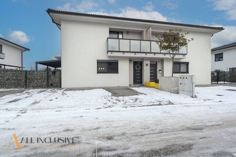 Rezervované 3-izbový byt so záhradou, Šamorín - Rodinný dom na zasneženej ulici Kráľovianky v Šamoríne s tromi izbami a terasou.