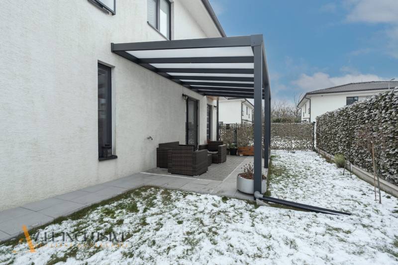 Rezervované 3-izbový byt so záhradou, Šamorín - Terasa s pergolou a snehom na záhrade 3-izbového bytu na ulici Kráľovianky v Šamoríne.