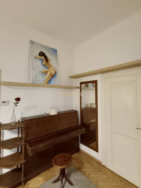 – PRENAJOM – 3 IZBOVÝ BYT – STARE MESTO  - Interiér 3-izbového bytu so zrkadlom, pianom a obrazom nad ním.