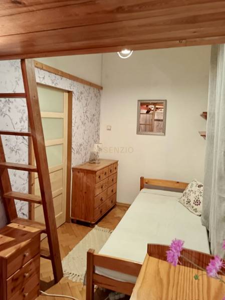 – PRENAJOM – 3 IZBOVÝ BYT – STARE MESTO  - Izba so schodíkmi, dreveným stropom, nábytkom a podlahou s dreveným dekorom.