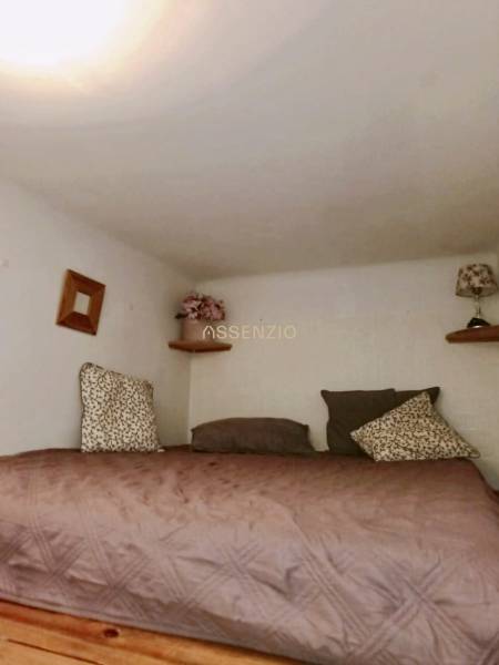 – PRENAJOM – 3 IZBOVÝ BYT – STARE MESTO  - Spálňa v 3-izbovom byte s dekoračnými vankúšmi a nočnou lampou na poličke.