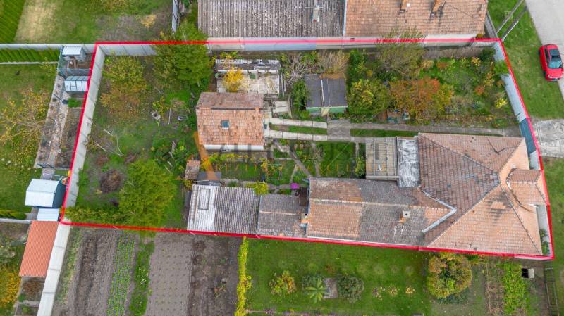 NA PREDAJ 4 IZBOVÝ RD S VEĽKÝM POZEMKOM,VEĽKÉ DVORNÍKY - Letecký pohľad na rodinný dom a záhradu vo Veľkých Dvorníkoch.