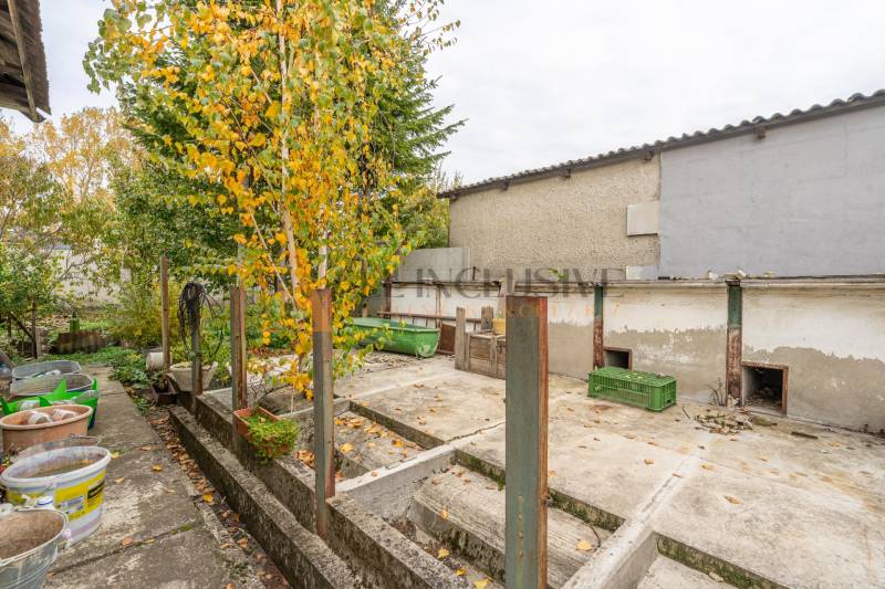 NA PREDAJ 4 IZBOVÝ RD S VEĽKÝM POZEMKOM,VEĽKÉ DVORNÍKY - Jesenná záhrada pri rodinnom dome vo Veľkých Dvorníkoch s farebným lístím na stromoch.