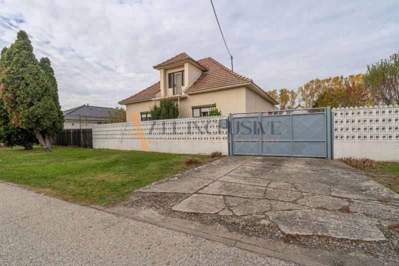 NA PREDAJ 4 IZBOVÝ RD S VEĽKÝM POZEMKOM,VEĽKÉ DVORNÍKY - Rodinný dom vo Veľkých Dvorníkoch s veľkou záhradou, stromami a betónovým chodníkom.