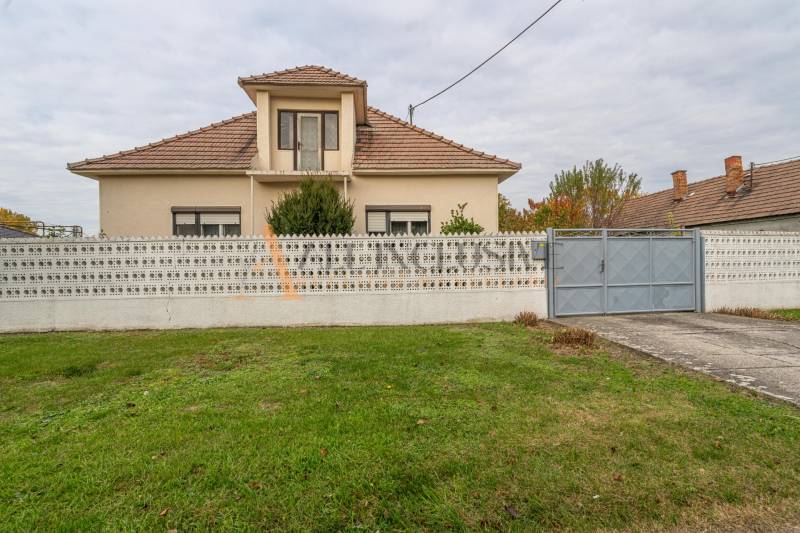 NA PREDAJ 4 IZBOVÝ RD S VEĽKÝM POZEMKOM,VEĽKÉ DVORNÍKY - Rodinný dom vo Veľkých Dvorníkoch s plotom a udržiavanou záhradou.