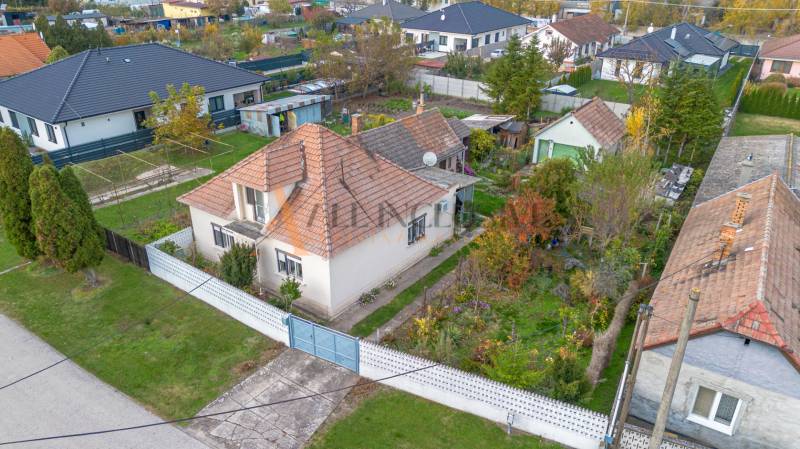 NA PREDAJ 4 IZBOVÝ RD S VEĽKÝM POZEMKOM,VEĽKÉ DVORNÍKY - Rodinný dom vo Veľkých Dvorníkoch s upravenou záhradou a okolitou zeleňou.