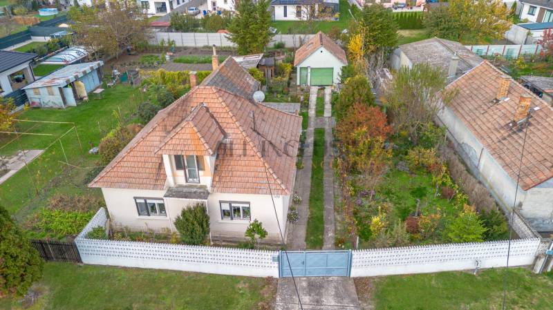 NA PREDAJ 4 IZBOVÝ RD S VEĽKÝM POZEMKOM,VEĽKÉ DVORNÍKY - Rodinný dom vo Veľkých Dvorníkoch s predzáhradkou a prístupovou cestou.