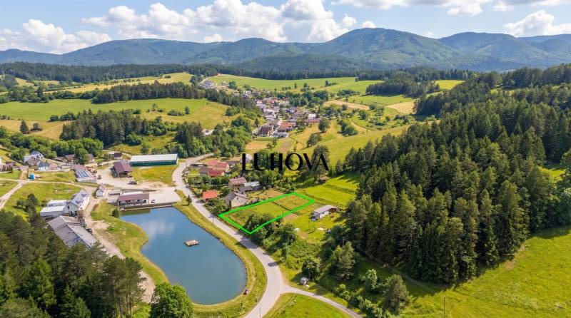 ĎURĎOVÉ_pozemok na výstavbu RD - Letecký pohľad na pozemky - bývanie v Ďurďovom, Považská Bystrica obklopené lesmi a jazerom.