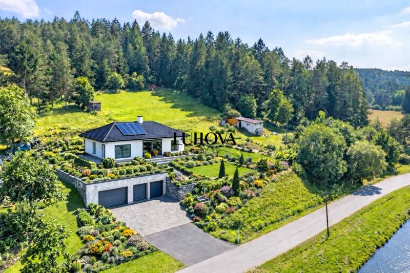 ĎURĎOVÉ_pozemok na výstavbu RD - Dom obklopený zeleňou pri lese v Ďurďovom, Považská Bystrica na pozemku pre bývanie.