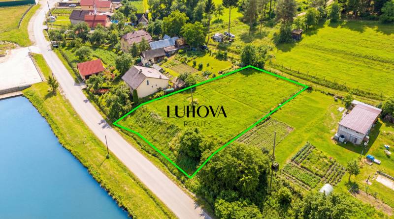 ĎURĎOVÉ_pozemok na výstavbu RD - Pozemky - bývanie v Ďurďovom, Považská Bystrica s výhľadom na vodnú plochu a zeleň.