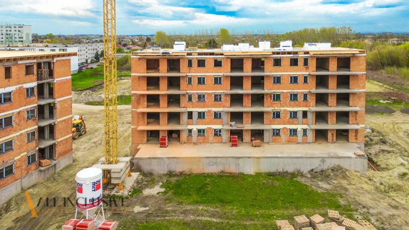 NA PREDAJ 3 IZBOVÉ BYTY DUNAJSKÁ STREDA - Výstavba bytovky na ulici Júliusa Lőrincza, ponúkajúca 2-izbový byt, v pokročilej fáze.