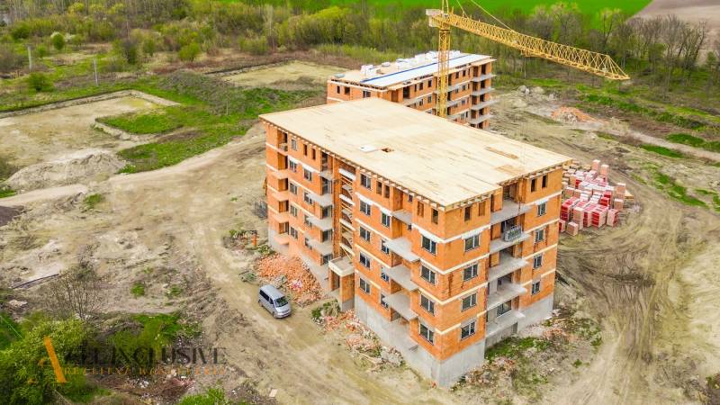 NA PREDAJ 3 IZBOVÉ BYTY DUNAJSKÁ STREDA - Na ulici Júliusa Lőrincza, rozostavaný bytový dom pre 2-izbový byt, žeriav, stavebný materiál.