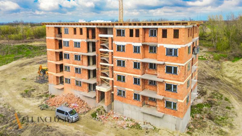 NA PREDAJ 3 IZBOVÉ BYTY DUNAJSKÁ STREDA - Novostavba na ulici Júliusa Lőrincza ponúka 2-izbové byty, obklopená zelenou plochou.