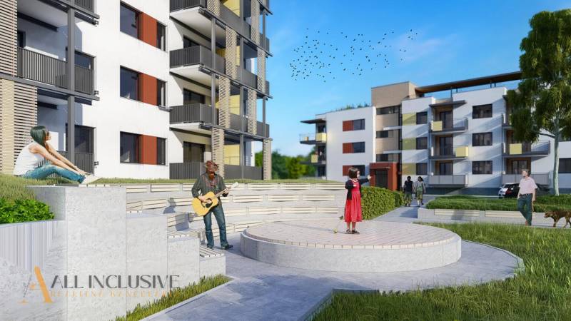 NA PREDAJ 3 IZBOVÉ BYTY DUNAJSKÁ STREDA - Na obrázku je exteriér bytového domu s ľuďmi na ulici Júliusa Lőrincza.